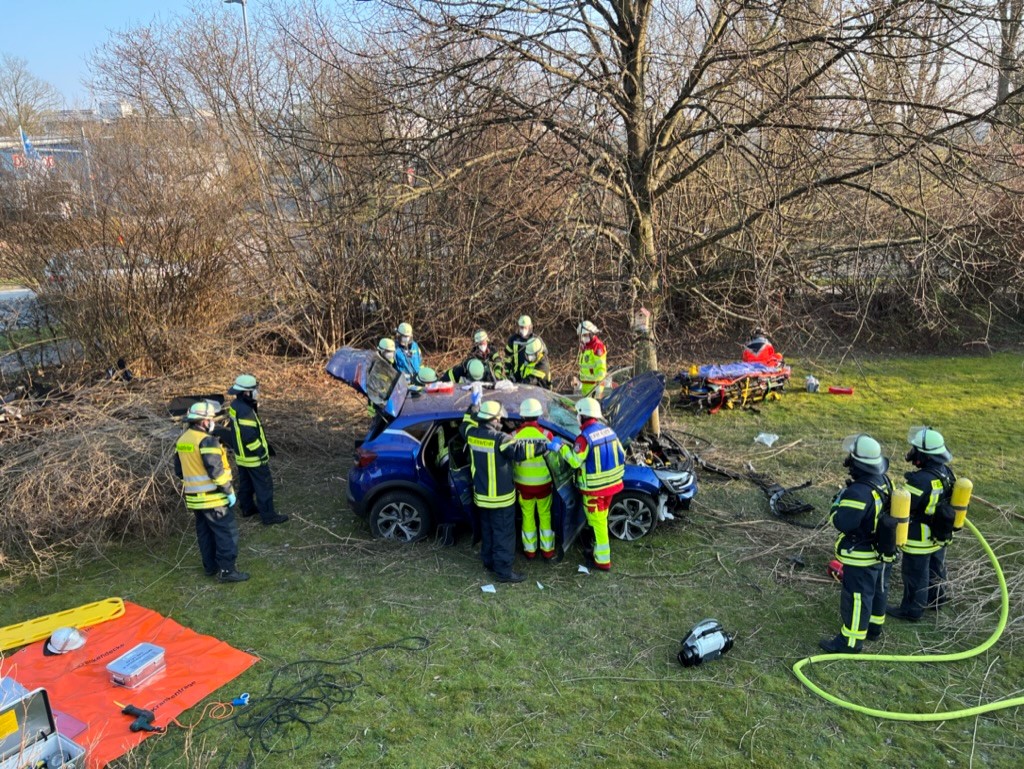 Feuerwehr Lemgo Unfalleinsatz Auto gegen Baum