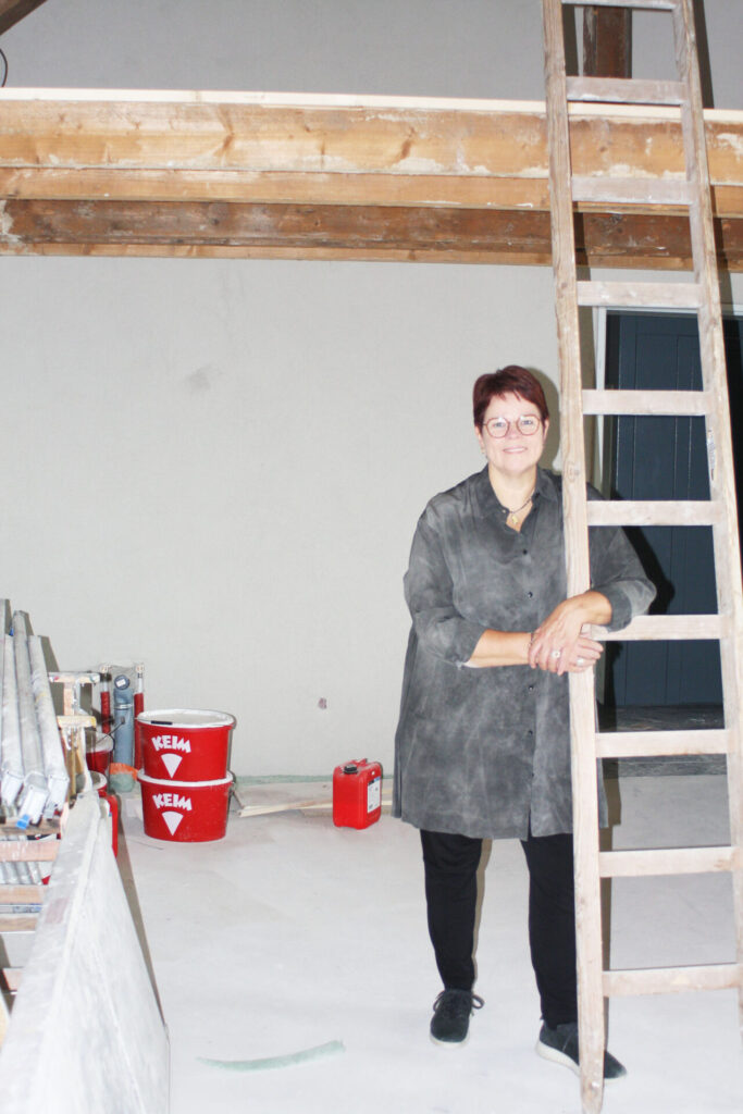 Manuela Kramp in der aktuellen Baustelle freut sich auf die Fertigstellung.