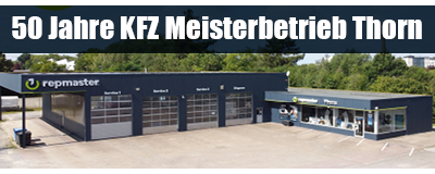 Weißer Text in blauem Balken "50 Jahre KFZ Meisterbetrieb Thorn" vor großem Bild der Werkstatt bei sonnigem Wetter in Lemgo