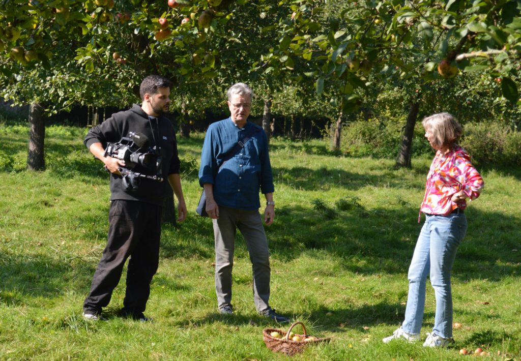 3 Personen auf der Streuobstwiese bei Dreharbeiten