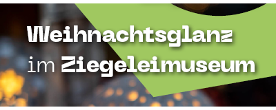 Weiße Schrift auf grünem grafischen Element: "Weihnachtsglanz im Ziegeleimuseum" vor Foto von Lichtern in der Unschärfe