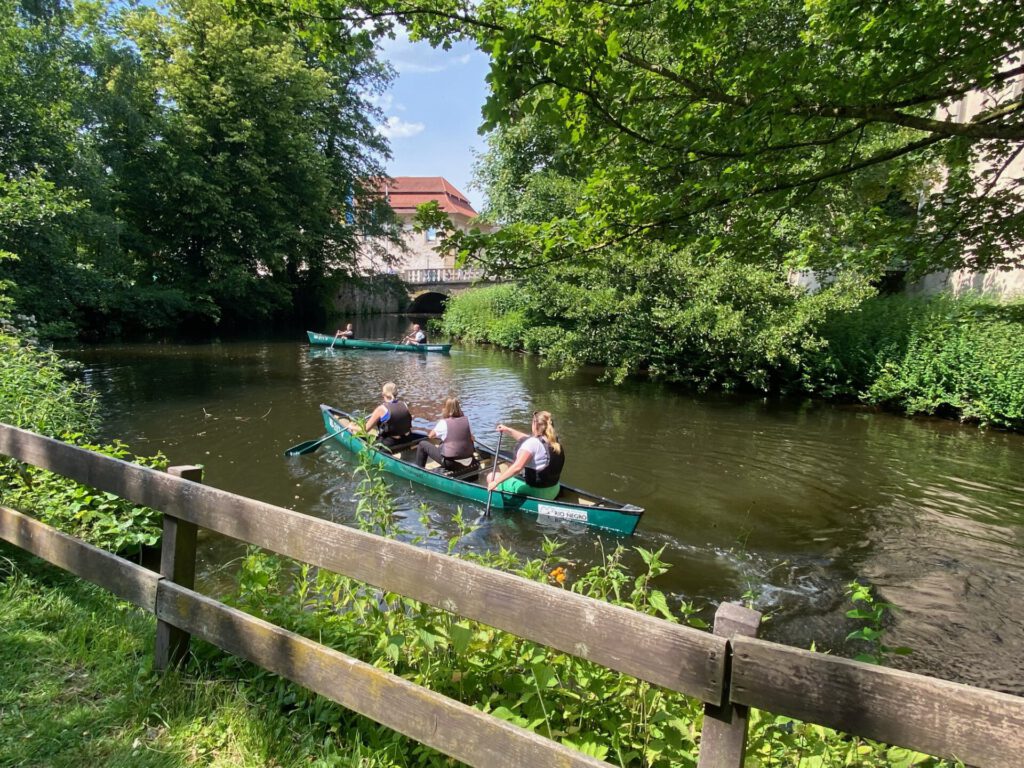 Kanufahrt auf dem Burggraben - Schloss Brake