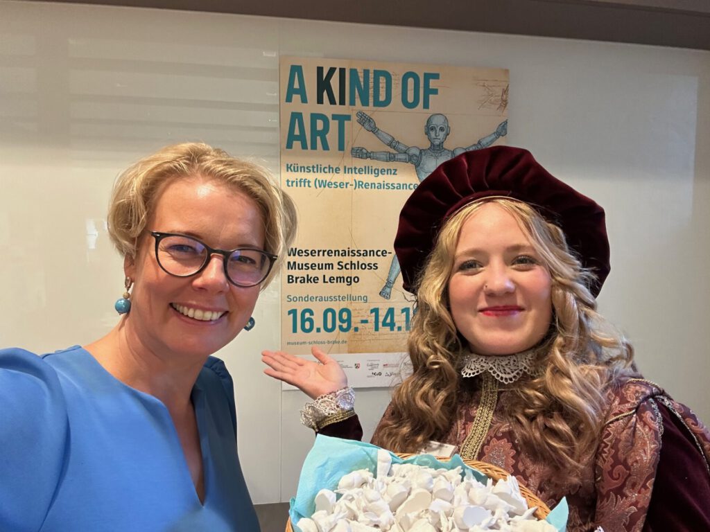 Museumsleiterin und Auszubildene Natascha Derksen.