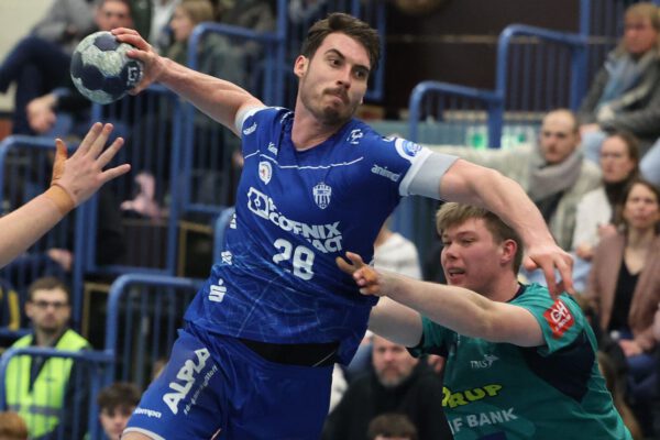 In der ersten Halbzeit haben wir es nicht geschafft, wirklich in die Abwehr zu kommen. Wir waren immer ein bisschen hinten dran, mussten vorne abliefern und sind dann mit zwei Toren Rückstand in die zweite Halbzeit gestartet. Da haben wir dann besser verteidigt