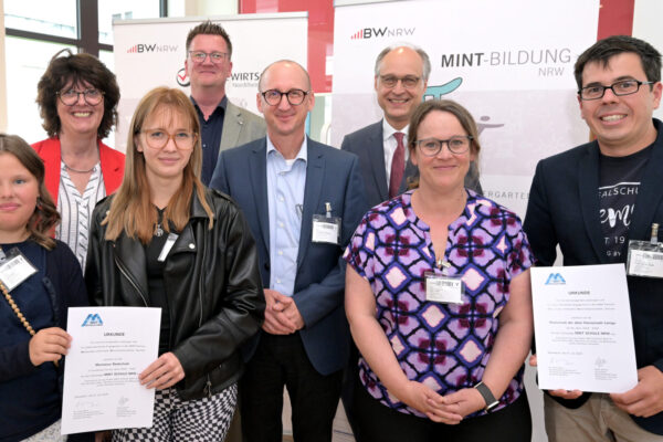 Felix Gottschalk und Inka Thiel (von rechts) waren zur feierlichen Übergabe der Urkunde nach Düsseldorf gereist. Die Realschule Lemgo ist für weitere drei Jahre MINT-Schule NRW