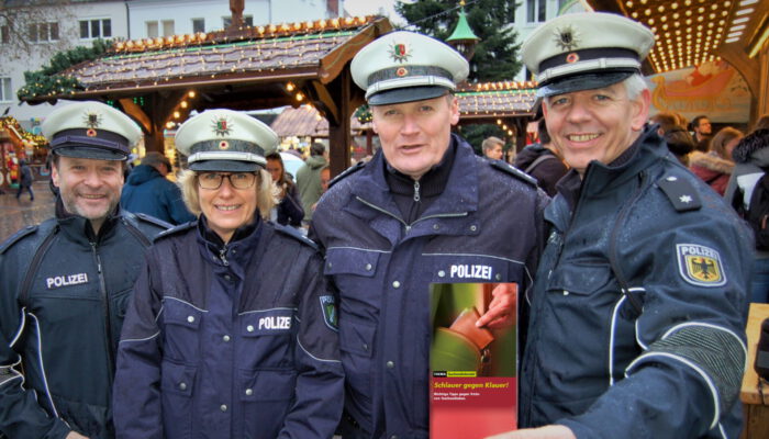 Schlauer gegen Klauer! Die Polizisten Andreas Lüke, Monika Freff, Randolf Latusek und Markus Gerecke geben Tipps, wie Taschendiebstähle verhindert werden können. (Foto: mb)