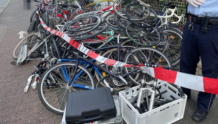 30 Fahrräder und zahlreiche Fahrradteile fand die Polizei in dem Haus