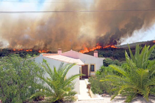 Huge forest fire threatens homes in Portugal