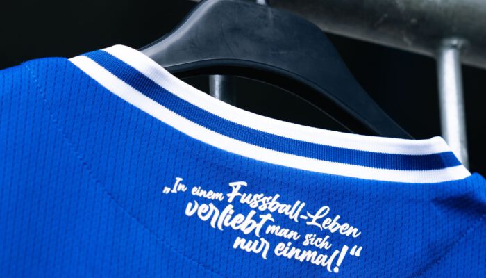 In einem Fußball-Leben verliebt man sich nur einmal!“ Die Schriftart des Flocks auf dem Rücken für Nummer und Spielername stammt aus der Saison 2012/13