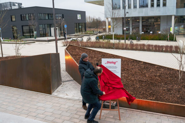Hochschulpräsident Professor Dr. Jürgen Krahl und der Künstler, Bildhauer und TH OWL Professor Ernst Thevis.