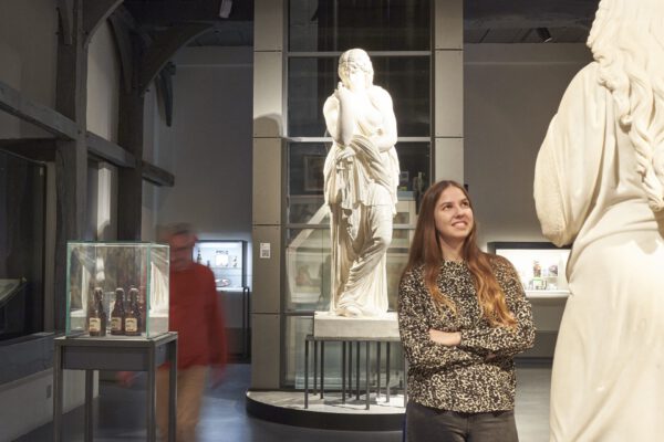 Frau im Landesmuseum Detmold