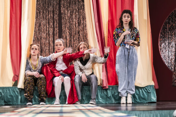 Komödieninszenierung „Stolz und Vorurteil * (*oder so)“-Ensemble