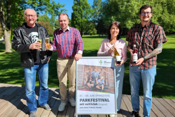 Bürgermeister Ulrich Lange (2.v.l.), Stadtmarketing-Chefin Asli Noyan sowie die Festivalleiter Thomas Fischer (links) und Andreas Marotzke (rechts)