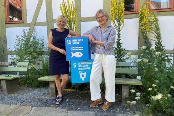 VHS-Vorstand Claudia Biehahn (re), und Stellvertreterin Doris Hagemann (li).