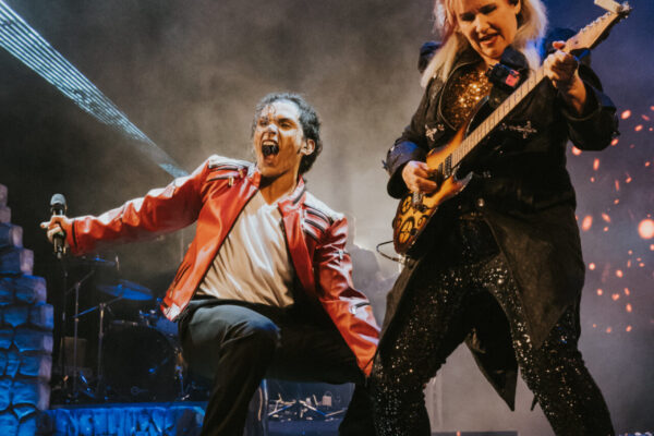 Michael-Jackson-Interpret Wendel Gama zusammen mit Jennifer Batten, Michael Jacksons legendäre Gitarristin.