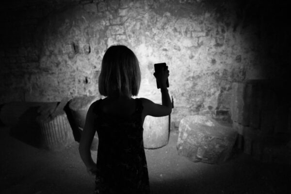 Kind im Dunkeln mit Taschenlampe