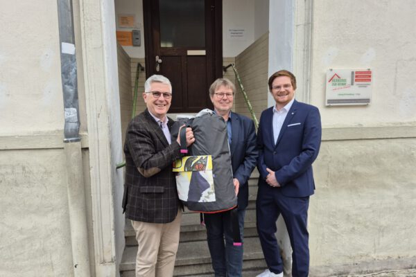Gerold Werner (Johanniter-Hilfsgemeinschaft Detmold), Matthias Neuper (pädagogischer Vorstand der Stiftung Herberge zur Heimat) und Patrik Benzler (Mitglied im Regionalvorstand der Johanniter Lippe-Höxter).