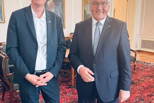 Der Lemgoer Fraktionsvorsitzende von Bündnis90/Die Grünen Dr. Burkhard Pohl und Bundespräsident Frank-Walter Steinmeier