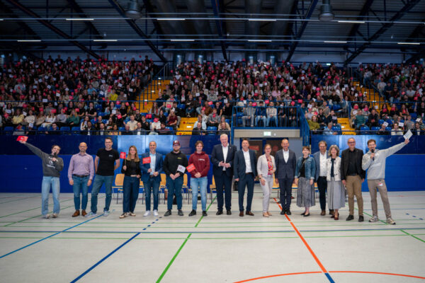 Bürgermeister der Städte Lemgo, Detmold und Höxter, Mitglieder des Präsidiums sowie Talk-Gäste mit den Moderatoren Gavin Just und Jule Lütke-Föller.