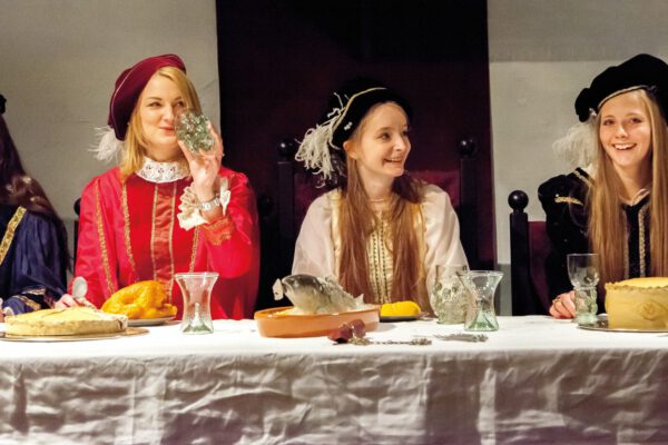 Die Besucher verwandeln sich mit Hilfe von historischen Kostümen in eine höfische Gesellschaft, decken eine Festtafel und erfahren am eigenen Leib, wie damals getafelt wurde.