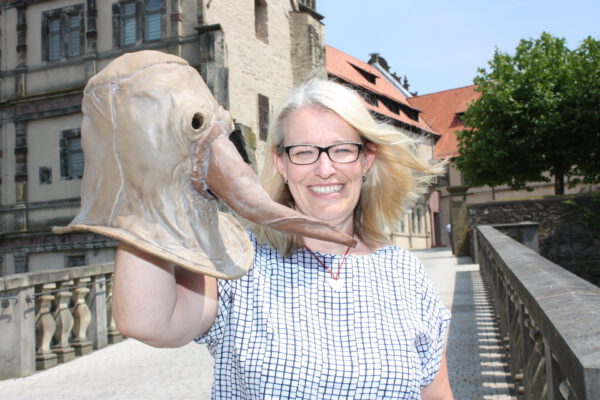 Dr. Susanne Hilker zeigt eine Pestmaske
