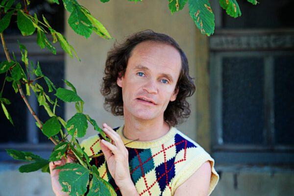 Olaf Schubert unter einem Baum