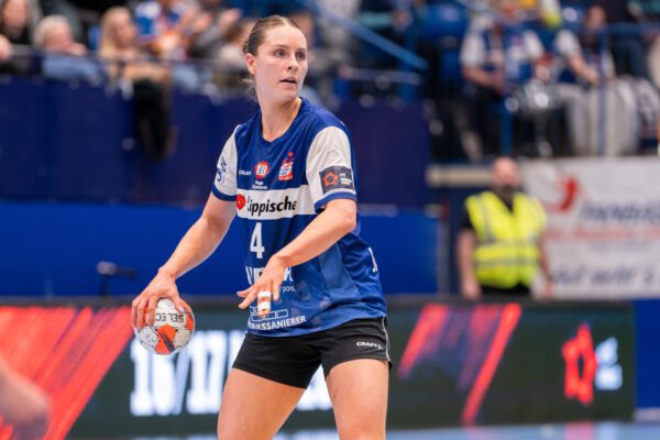 Beim Stand von 28:25 kam Lara Lepschi für Veith ins Tor. Kühne eröffnete die Aufholjagd mit einem Treffer, doch die Offensive der HSG stockte, während Esztergom weiterhin torgefährlich blieb. Nach einem Ballgewinn wurde Vegué im Gegenstoß gestört und zog eine weitere Zeitstrafe. In Überzahl verkürzte Bucher kurz vor Beginn der letzten zehn Minuten auf zwei Tore. Jacobsen erzielte nach starker Defensivarbeit den Anschlusstreffer