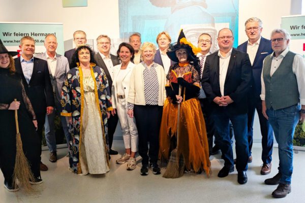 Verwaltung, Mitwirkende und Sponsoren freuen sich auf das Familienfest am 16. August 2025 zu Füßen des Hermannsdenkmals.