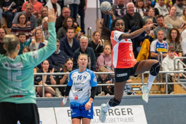 Zwickau hat gute Spielerinnen im Eins-gegen-eins, die auch das Spiel mit den Kreisläuferinnen suchen. Wir wollen uns wieder in den Flow spielen. Außerdem freuen wir uns sehr darauf, wieder an der Ulmenallee zu spielen – besonders, wenn uns eine solche Kulisse erwartet