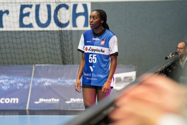 axi Mühlner erzielte mit dem Treffer zum 8:6 die erste Zwei-Tore-Führung und legte wenig später nach. Auch Elín Magnúsdóttir fand im Duell mit ihrem ehemaligen Verein schnell ihren Rhythmus und war maßgeblich daran beteiligt, dass die Gastgeberinnen bis zur Pause auf 21:12 davonzogen