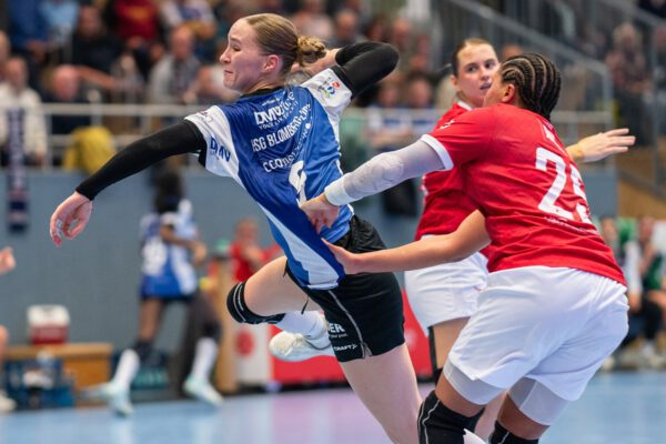 Kurz darauf erhielt auch Lara Lepschi Einsatzzeit im Tor und parierte prompt ihren ersten Ball. Gegen Thórhallsdóttir war sie jedoch machtlos. Birkner rotierte wie im gesamten Spiel und schickte jetzt Bucher sowie Díana und Elín Magnúsdóttir