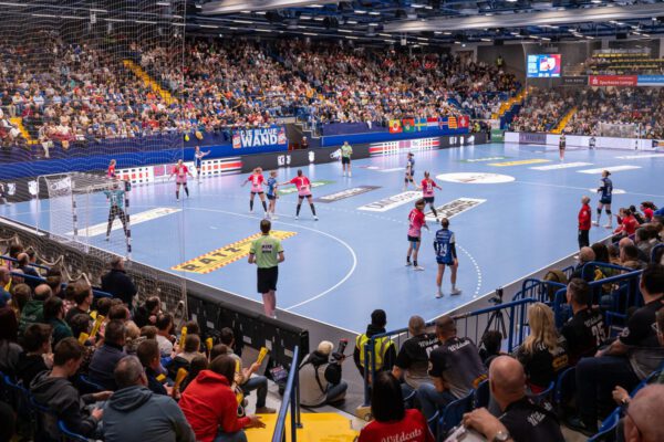 Vor so einer Kulisse macht das Handballspielen Spaß. Halle hat sich deutlich besser präsentiert als noch beim Pokalspiel Anfang November. Uns haben in der ersten Halbzeit etwas die Leichtigkeit und das Selbstverständnis gefehlt. Das haben wir in der zweiten Hälfte besser hinbekommen und uns mehr Sicherheit erspielt“, bilanzierte Cheftrainer Steffen Birkner nach dem Heimsieg