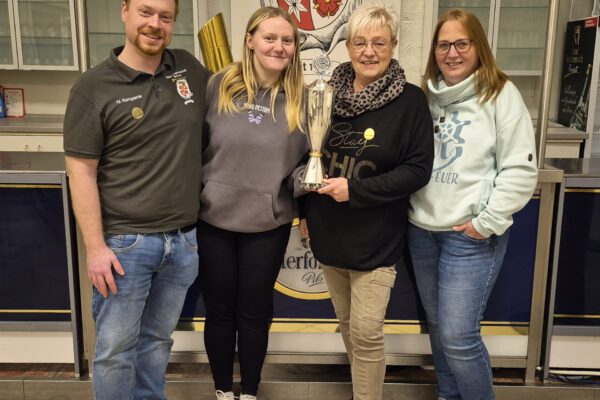 Übung macht den (Vereins)Meister: Kai Tintelnot (3. Platz), Lea Forman (10. Platz), Anja Schatz (Bataillonssiegerin) und Katrin Winter (5. Platz) trugen maßgeblich dazu bei, dass die „Vierte“ ihren Sieg vom Vorjahr verteidigen konnte.