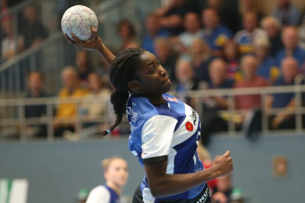 Alle WM-Fahrerinnen standen bei der HSG wieder auf dem Feld. Auch Nieke Kühne und Alexia Hauf kehrten zurück und wurden – ebenso wie Marie Steffen und Jenny Behrend – noch vor dem Anpfiff geehrt. Verzichten musste Steffen Birkner allerdings auf Carolin Jaron und Judith Tietjen, die der HSG auch in den kommenden Spielen fehlen wird. Entsprechend starteten die Blombergerinnen mit Farrelle Njinkeu, Díana Magnúsdóttir