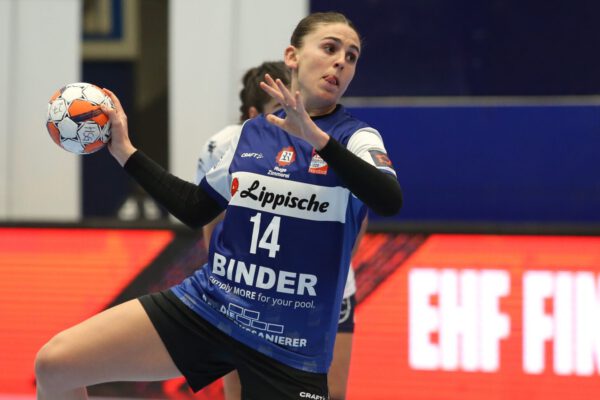 Die HSG kämpfte weiter. Mühlner und Kühne erkämpften Bälle im Innenblock, doch es fehlten nur Zentimeter, damit Kreisläuferinnen den Ball im leeren Tor unterbringen konnten. Kurz vor Schluss erhielt Caroline Jakobsen wegen Meckerns ihre dritte Zeitstrafe und musste auf die Tribüne. Díana Magnúsdóttir nutzte die Lücke sofort und erzielte ihr sechstes Tor