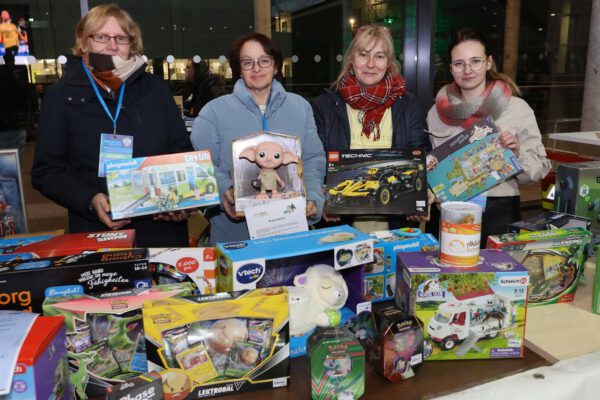 hr Sohn Moritz ist heute ein großer und gesunder Löwe. Aus Dankbarkeit über die Genesung startete Saage die Aktion Löwenmama, die sie bis heute mit viel Herzblut am Leben hält