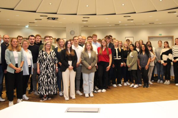 Die Nachwuchskräfte des Einstellungsjahrgangs 2025 werden von Landrat Dr. Axel Lehmann, Jörg Ortmeier, Ute Stelter und dem Team Ausbildung (Carolin Luhmann, Valerie Meier-Johann, Heike Bollhöfer und Franziska Toepelt) begrüßt.