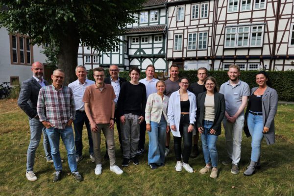 Frank Limpke, Dieter Sonnenburg als Leiter der Personalabteilung und Bürgermeister Markus Baier (hintere Reihe, von links) sowie weitere Mitarbeiter der Verwaltung