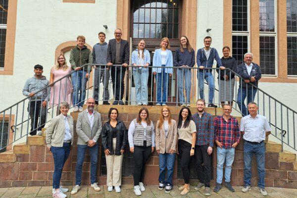 Die neuen Auszubildenden wurden an ihrem ersten Tag von Bürgermeister Markus Baier (oben, Fünfter von links), Kämmerer und erstem Beigeordneten Frank Limpke (unten, Zweiter von links) sowie weiteren Vertretern der Stadt Lemgo begrüßt.