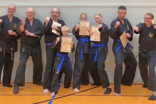 Richtig Power zeigten vor allem die beiden Kinder, die die Partnerübungen mit ihrer Mutter durchführte. Alle bedauerten sie für die blauen Flecken, die die heftigen Angriffe zweifellos hinterließen