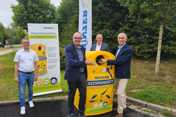 (von links) Geschäftsbereichsleiter Dennis Ortmeier, Bürgermeister Markus Baier, Walter Sattlberger, Münzer-Unternehmenskommunikation, und Albert Bechtoldt, Münzer-Vertriebsleite