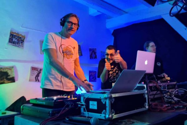 Die beiden DJs Hulpa und Peter Sonneck