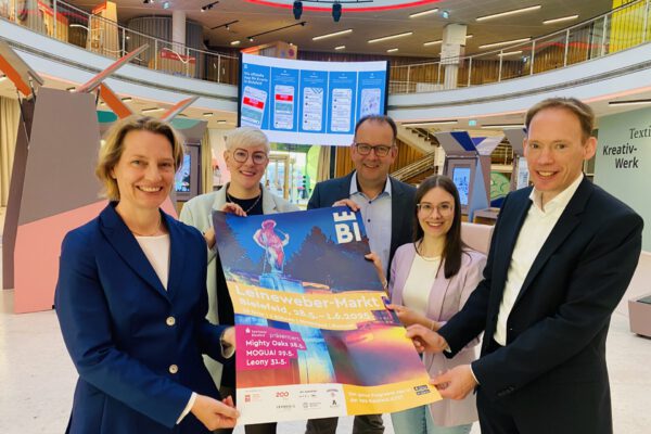 Jennifer Erdmann (l.) und Dr. Jörn Stöppel (r.) von der Sparkasse Bielefeld und Katharina Schilberg, Martin Knabenreich und Leonie Klau (v. l.) von Bielefeld Marketing präsentieren