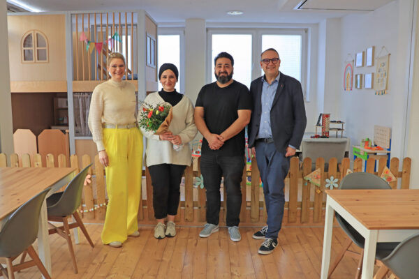 Rabea Kruel (Lemgo Marketing), Rumeysa Isikli und Caner Can (Inhaber von Café Kunterbunt) und Bürgermeister Markus Baier