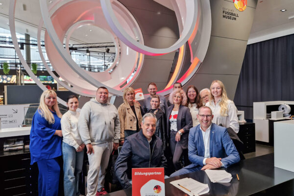 : Manuel Neukirchner (vorne li.) und Klaus Jürgen Wolf (vorne re.) mit den Teilnehmern des interkulturellen Workshops.