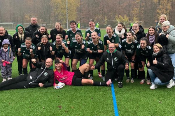 Aus einer drückenden Überlegenheit entstand ein Sieg der höher hätte ausfallen müssen. Durch das schiedliche/ friedliche Unentschieden von Tura Löhne letzte Woche gegen Holzhsn.Sylbach und den heutigen Sieg von Tura Löhne gegen Löhne-Oberbeck fehlt nun leider ein Punkt, um an der Aufstiegsrunde teilzunehmen. Sicherlich sehr schade, da wir in keinem Spiel gegen die vorderen vier Mannschaften unterlegen waren, sondern eher durch mangelnde Chancenverwertung oder die ein oder andere Schiedsrichterentscheidung nicht die