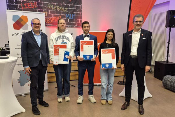 Lemgos Bürgermeister Markus Baier mit den Geehrten Mattis Löfflard, Holger Rehm und Chiara Zagorny und dem Sparkassen-Vorstandsvorsitzenden Klaus Drücker.