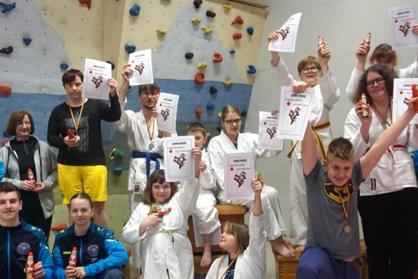 ie einen wunderschönen Wettkampfevent für die Karateka mit und ohne Behinderungen auf die Beine: Medaillen, Urkunden und Schokoladenweihnachtsmänner wurden für die Sieger bereitgestellt, der Weihnachtsmann verpflichtet, Kampfrichter akquiriert