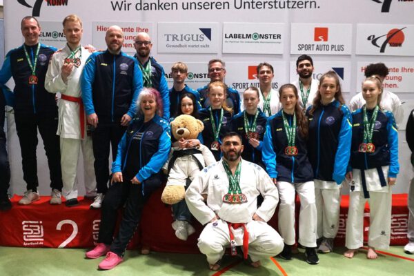 Die Karateka des Dojo Lemgo-Lippe konnten bei den NRW-Landesmeisterschaften der Leistungs- und Masterklassen des Karate Dachverbandes NRW (www.kdnw.de), die in Wettringen ausgetragen wurden, fünf Landesmeistertitel und zahlreiche weitere Medaillen gewinnen