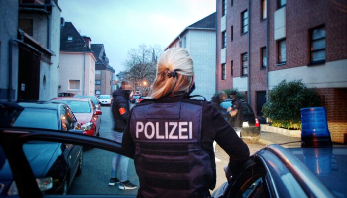 Zivilfahnder am Einsatzort Konrad-Martin-Platz Ecke Balduinstraße. In einer Wohnung nahmen sie hier zwei Tatverdächtige fest und beschlagnahmten Kokain. Foto: Polizei Paderborn